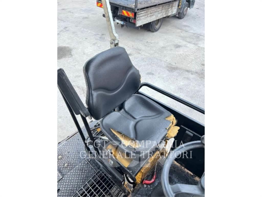 CAT AP300 Асфальтовкладачі