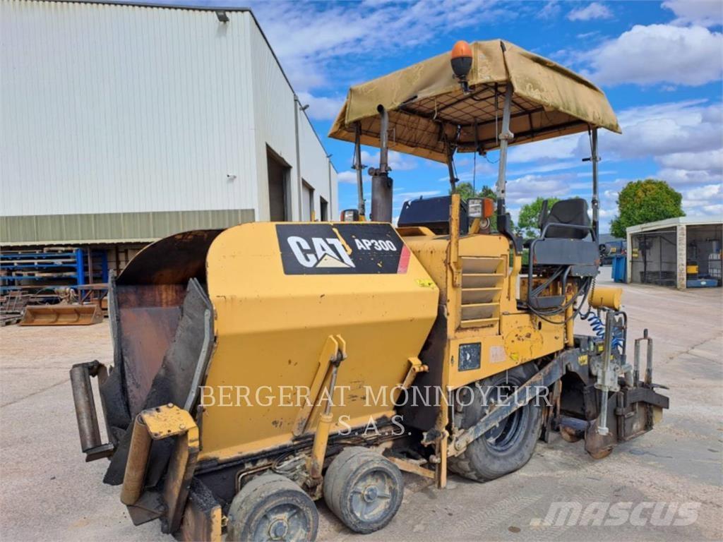 CAT AP300 Асфальтовкладачі