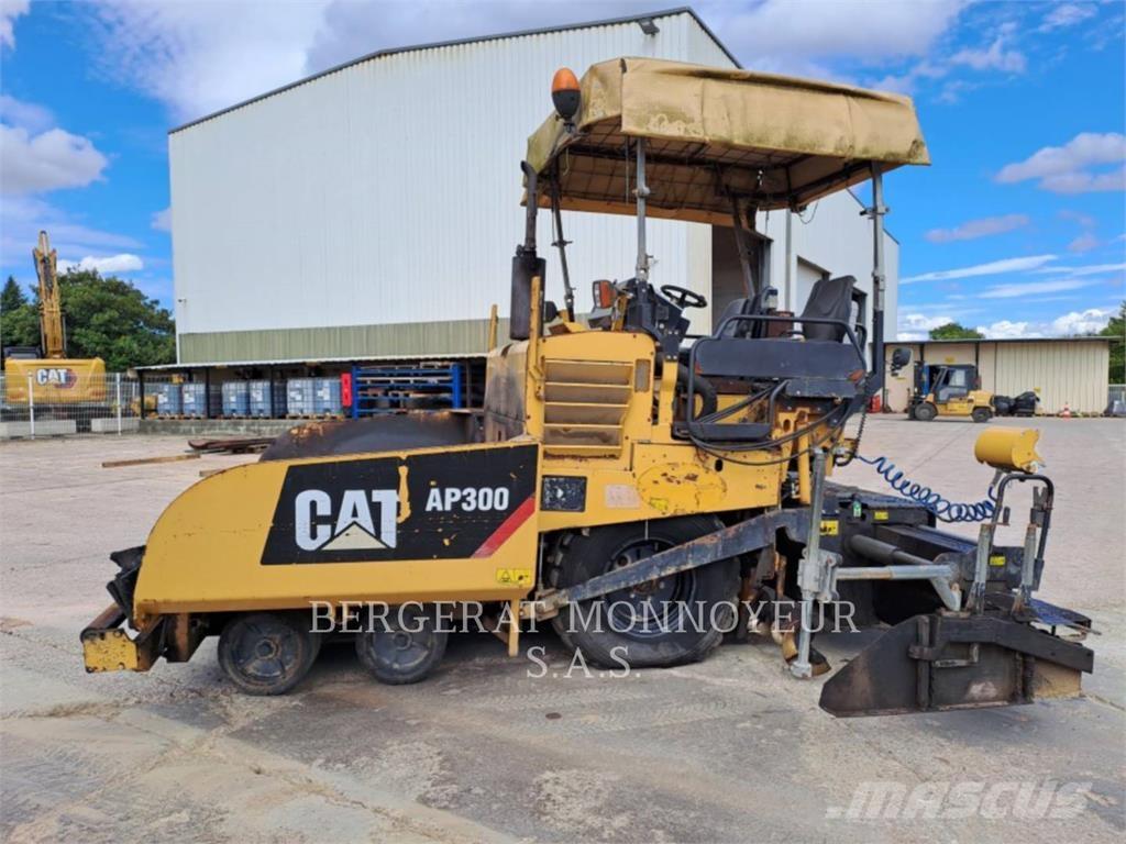 CAT AP300 Асфальтовкладачі