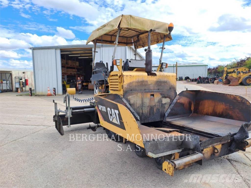 CAT AP300 Асфальтовкладачі