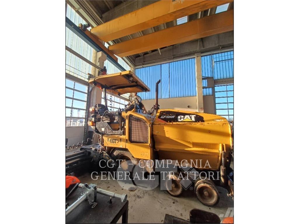 CAT AP300F Асфальтовкладачі