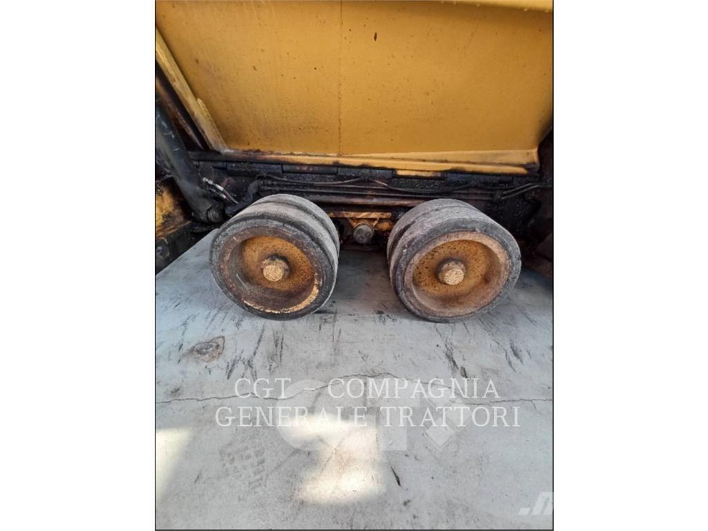 CAT AP300F Асфальтовкладачі