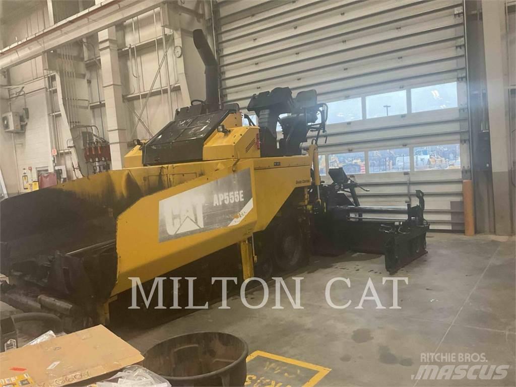 CAT AP555E Асфальтовкладачі