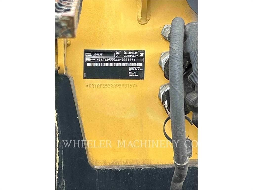 CAT AP555F Асфальтовкладачі