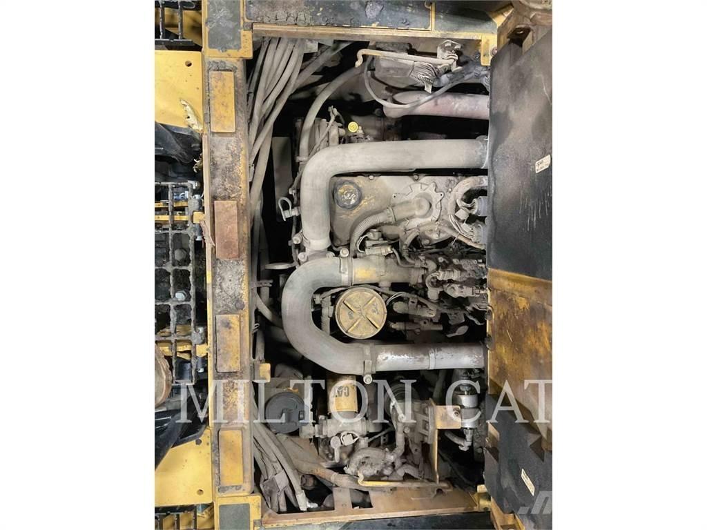 CAT AP555F Асфальтовкладачі