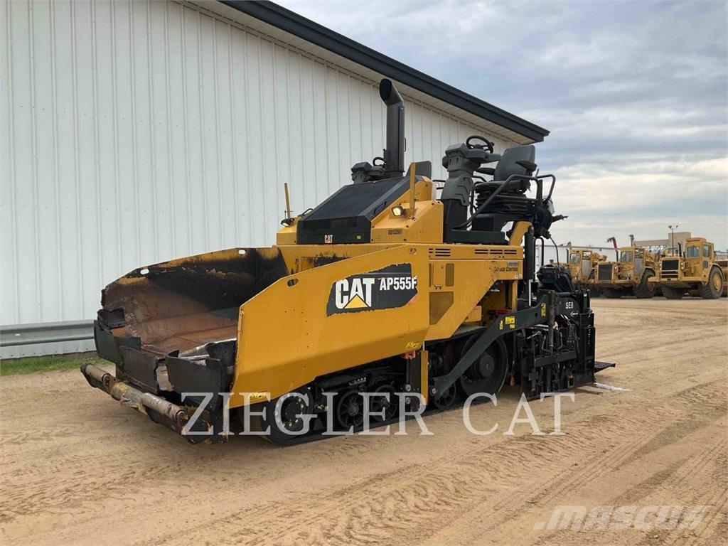 CAT AP555F Асфальтовкладачі