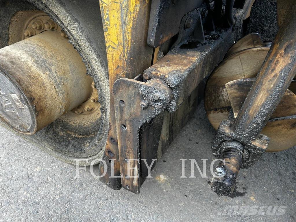 CAT AP655F Асфальтовкладачі
