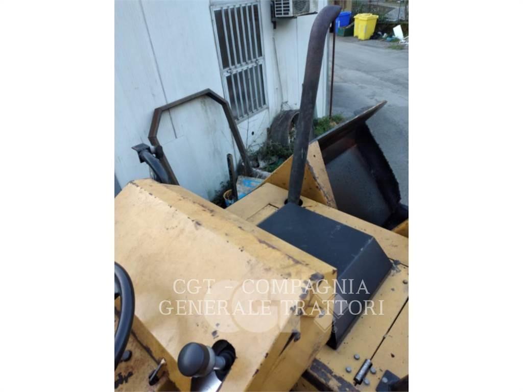 CAT BB730 Асфальтовкладачі