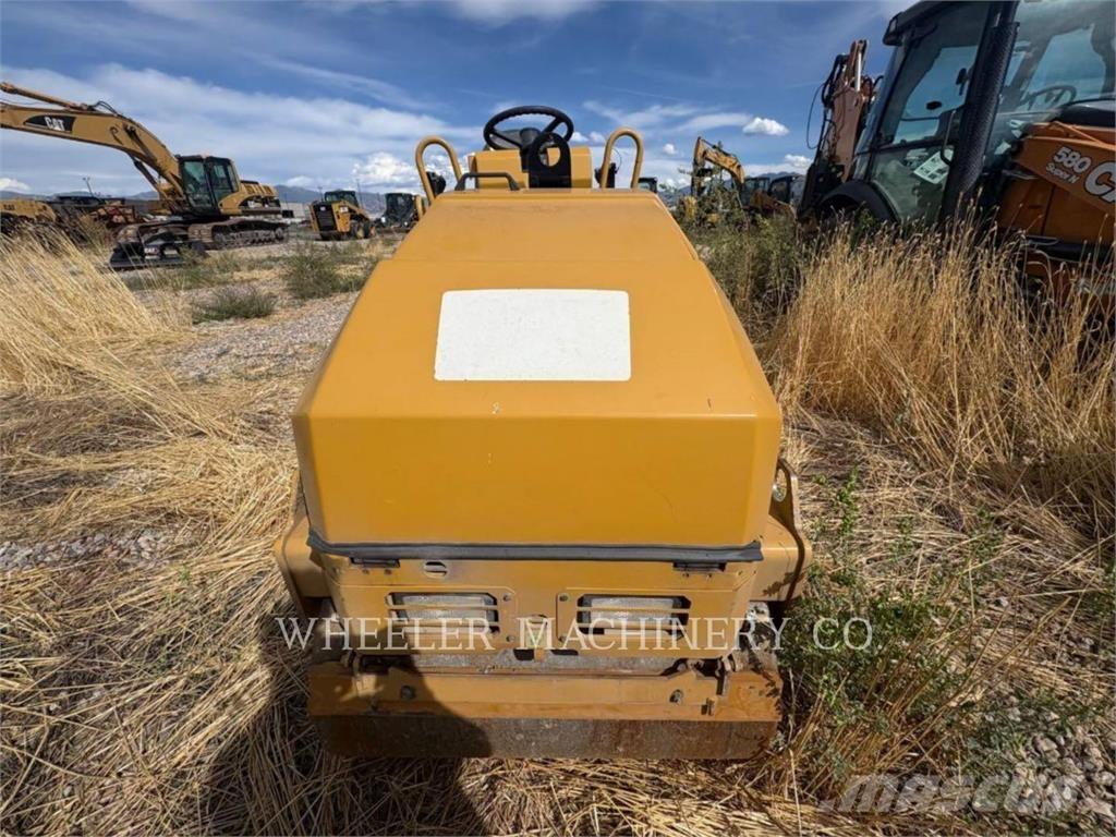 CAT CB1.8 Екскаватори-навантажувачі
