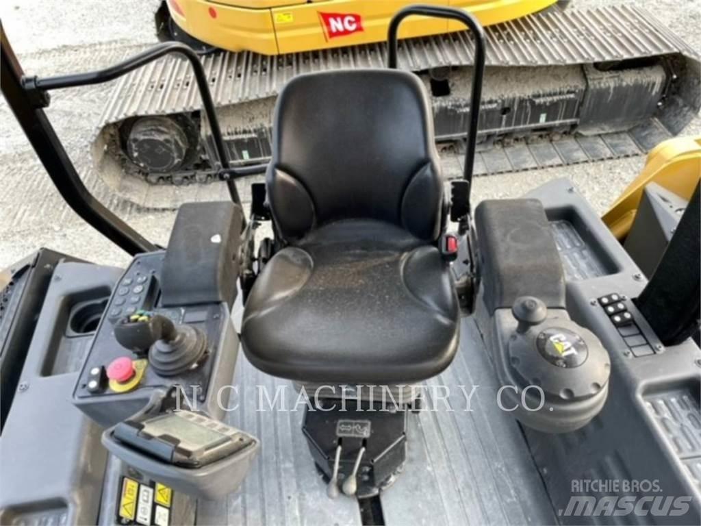 CAT CB10 Асфальтовкладачі