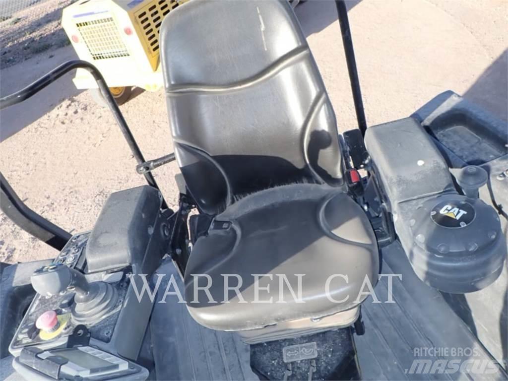 CAT CB10 Асфальтовкладачі