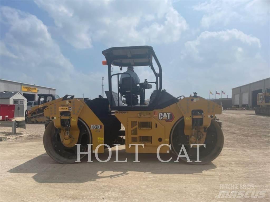 CAT CB13 Грунтові котки
