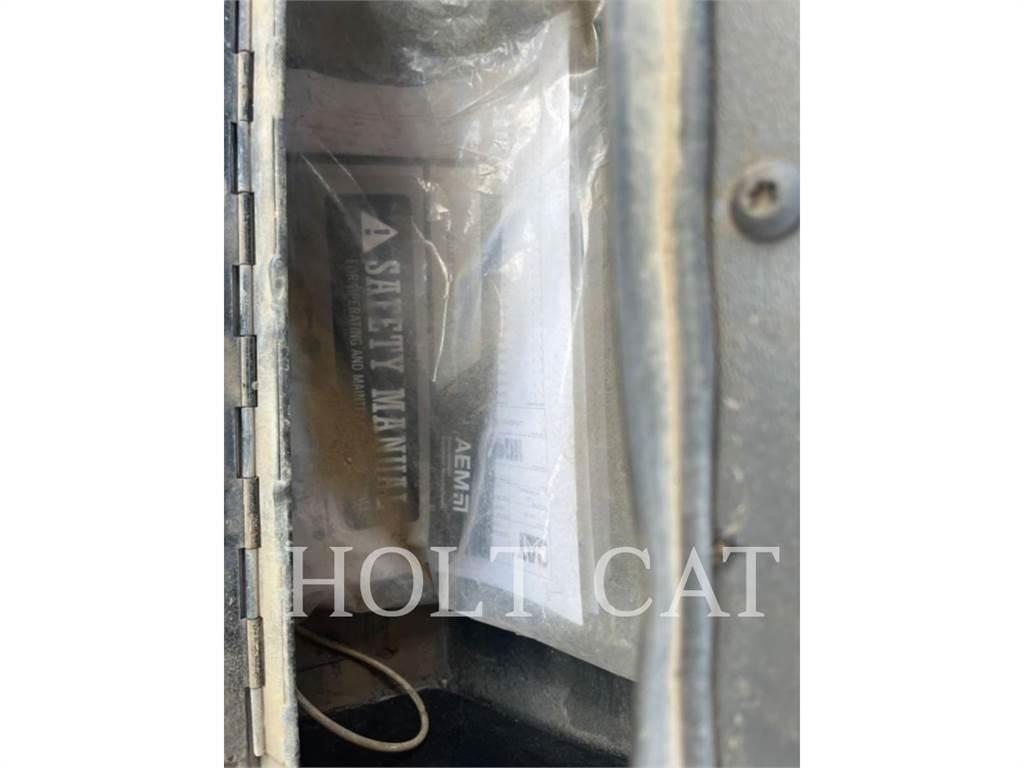 CAT CB13 Скрепери