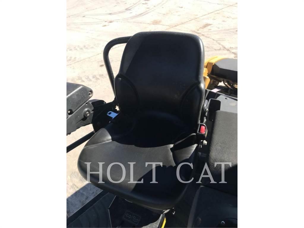 CAT CB13 Грунтові котки
