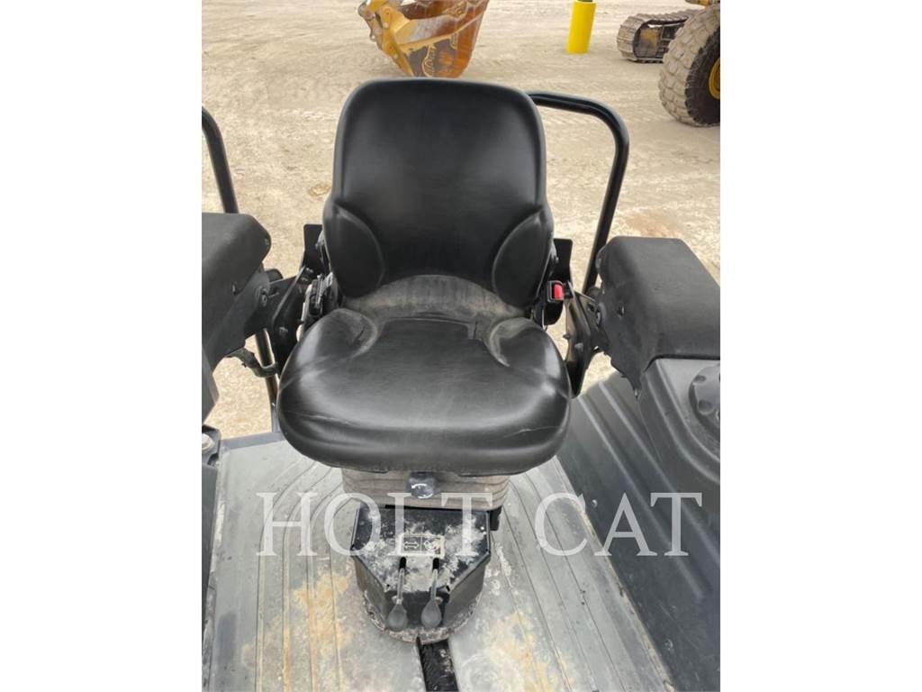 CAT CB13 Грунтові котки