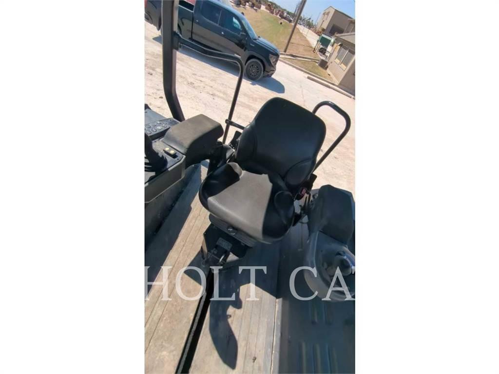 CAT CB13 Грунтові котки