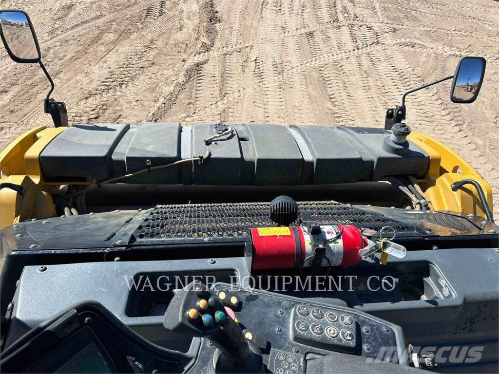 CAT CB16 Асфальтовкладачі