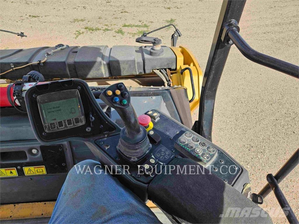 CAT CB16 Асфальтовкладачі