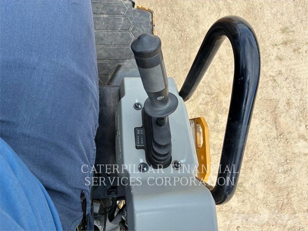 CAT CB2.703 Котки тротуарні