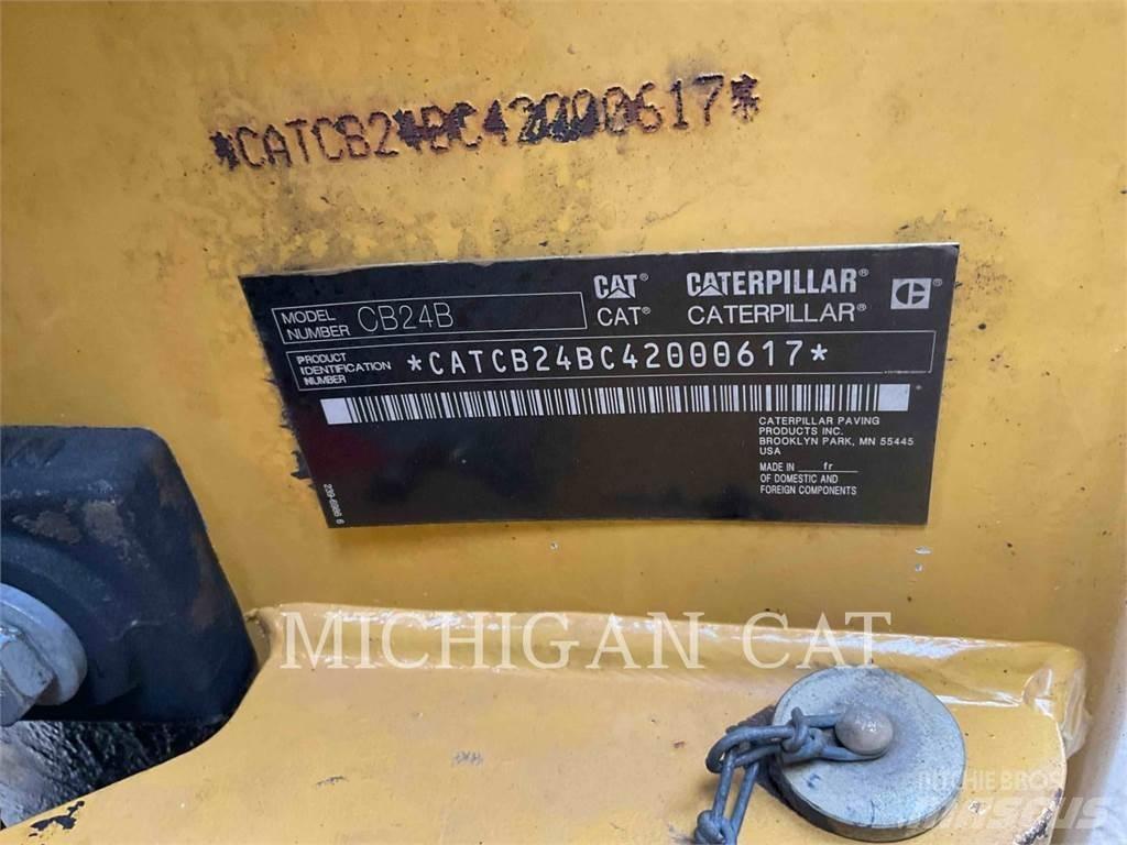 CAT CB24B Грунтові котки