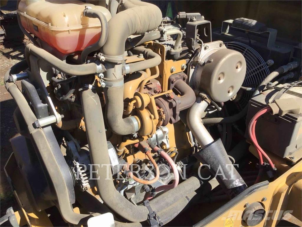CAT CB24B Котки тротуарні