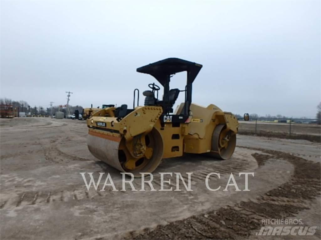 CAT CB64 Асфальтовкладачі
