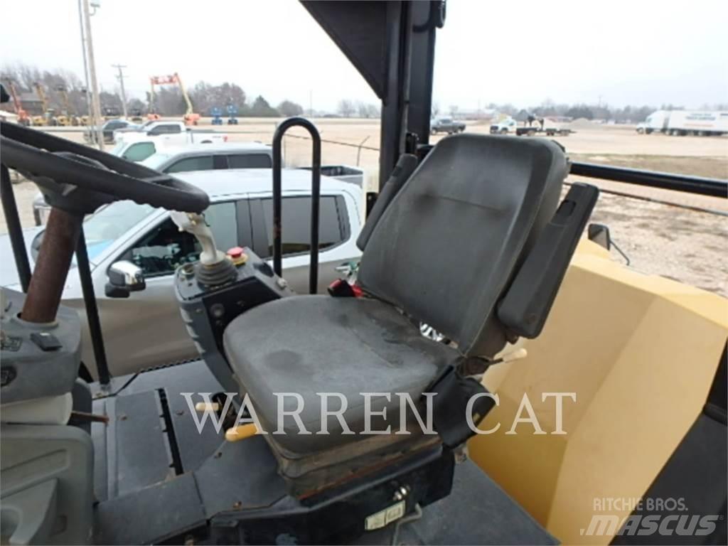 CAT CB64 Асфальтовкладачі