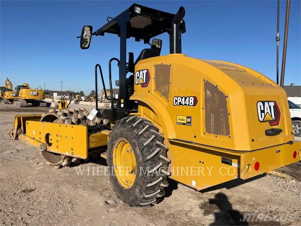 CAT CP44B Грунтові котки