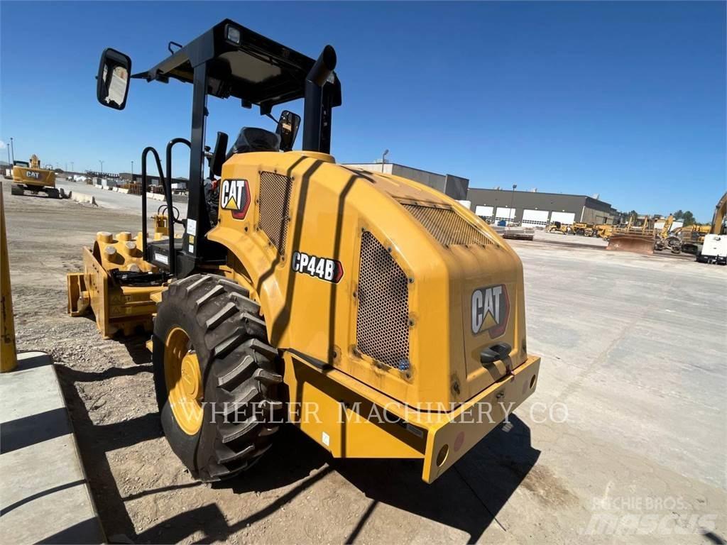 CAT CP44B Грунтові котки