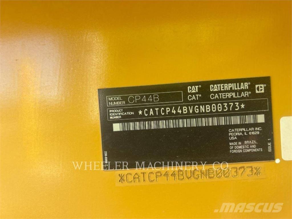CAT CP44B Грунтові котки