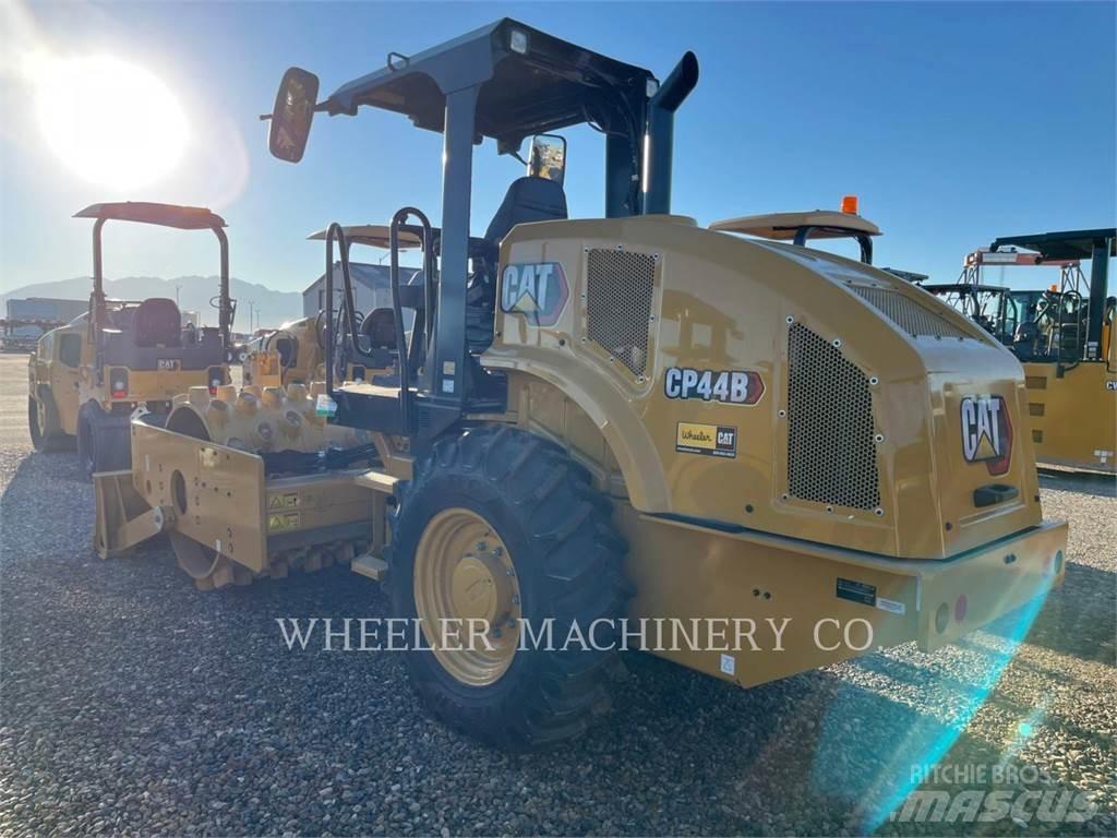 CAT CP44B Грунтові котки