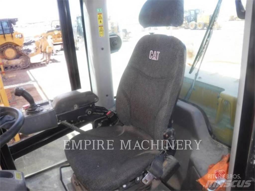CAT CP56B Грунтові котки