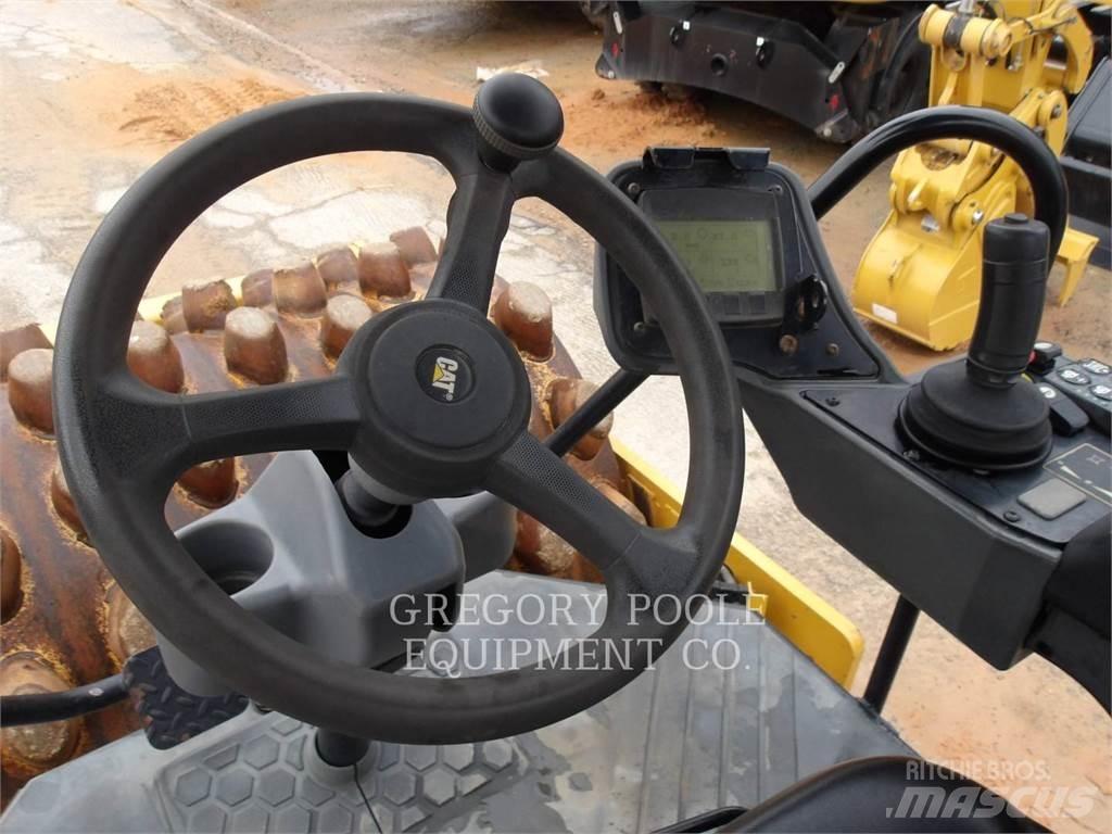 CAT CP56B Грунтові котки