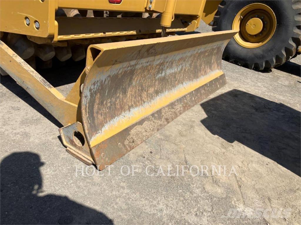 CAT CP56B Грунтові котки