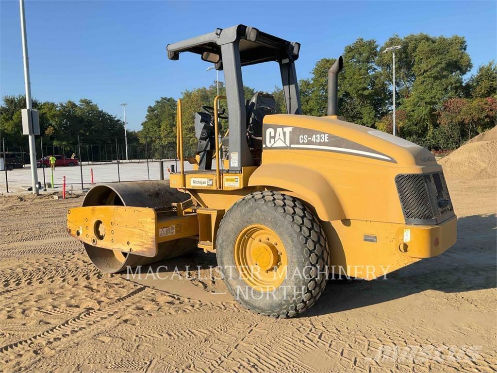 CAT CS433E Грунтові котки