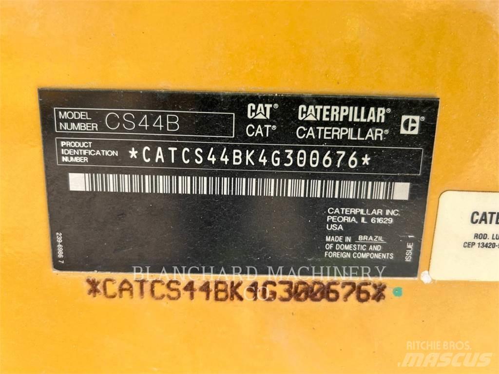 CAT CS44 Грунтові котки