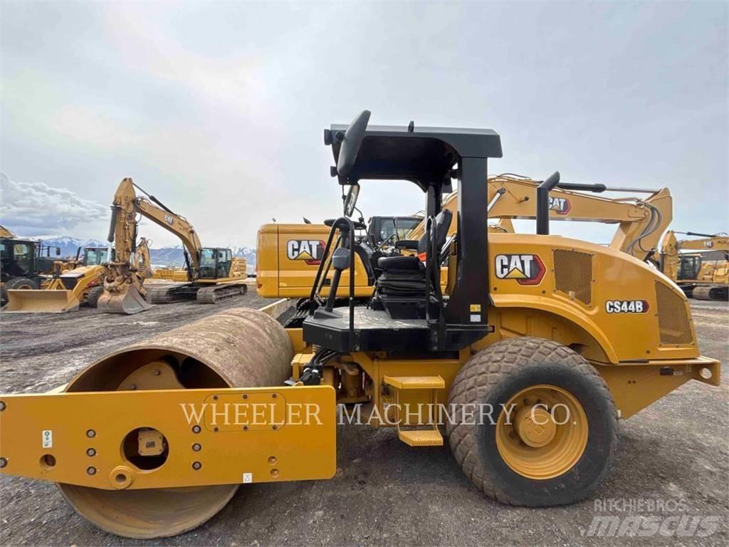 CAT CS44B Грунтові котки
