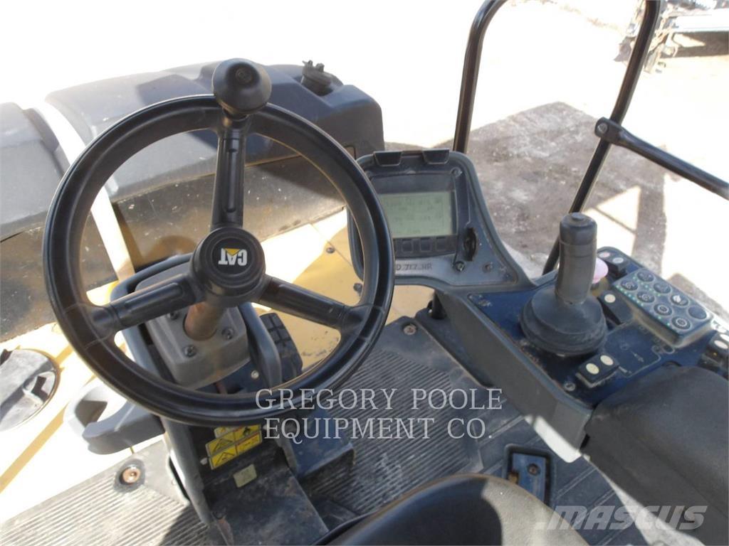 CAT CW16 Пневматичні катки