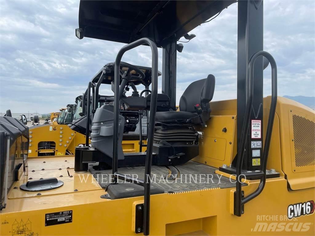 CAT CW16 Пневматичні катки