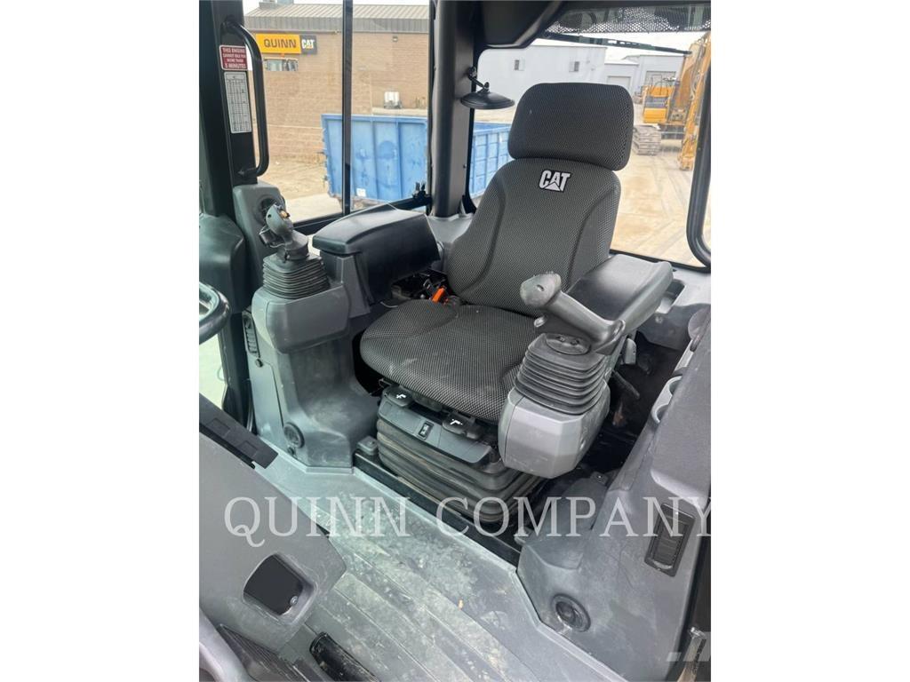 CAT D2 Екскаватори-навантажувачі