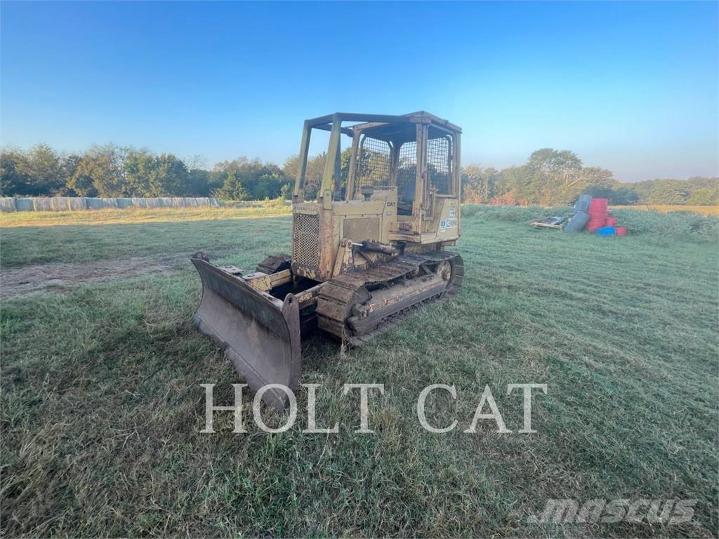 CAT D3B Гусеничні бульдозери