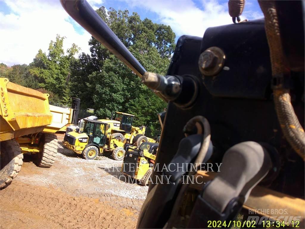 CAT D5 Гусеничні бульдозери