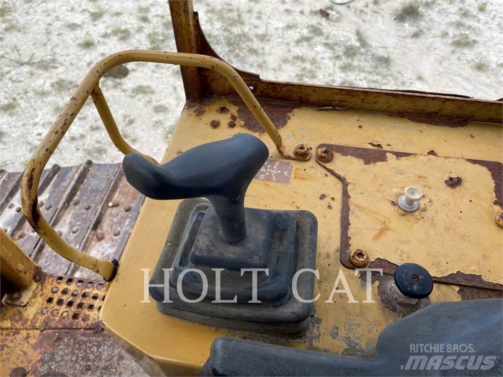 CAT D5M Гусеничні бульдозери