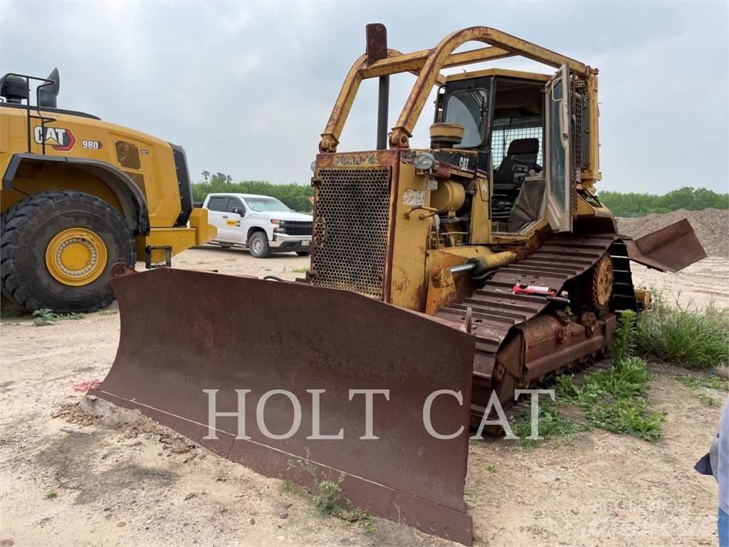 CAT D6M Гусеничні бульдозери