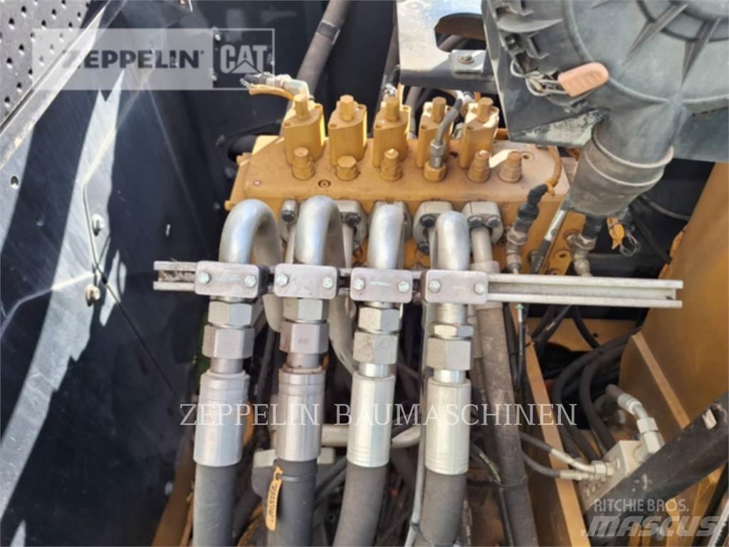 CAT MH3024 Екскаватори для знесення споруд
