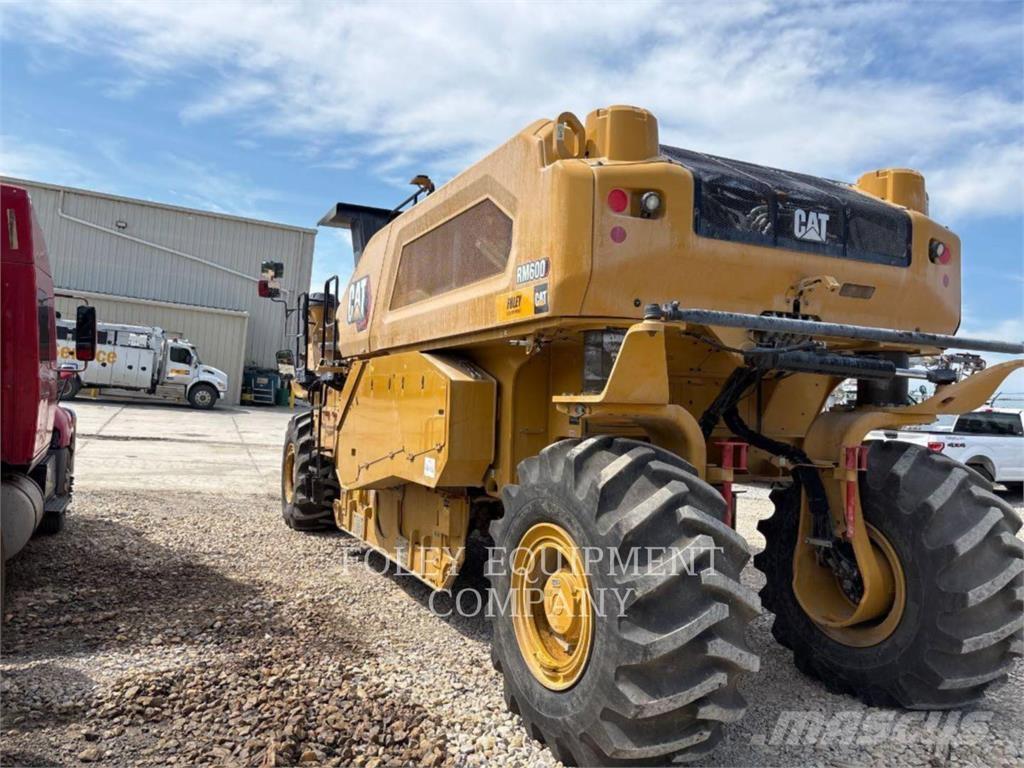 CAT RM600-01 Асфальтовкладачі
