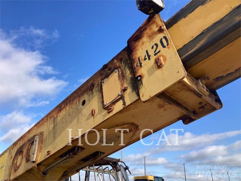 CAT TH63 Телескопічні навантажувачі