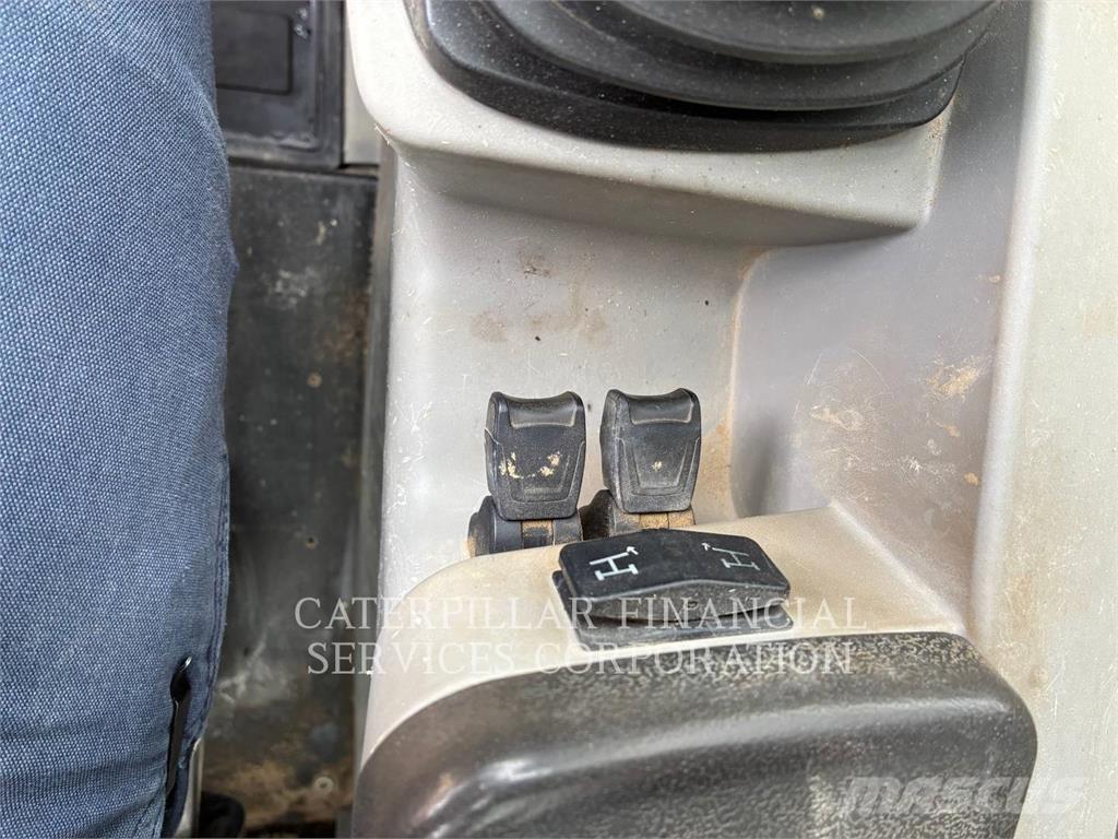 CAT TL1055D Телескопічні навантажувачі