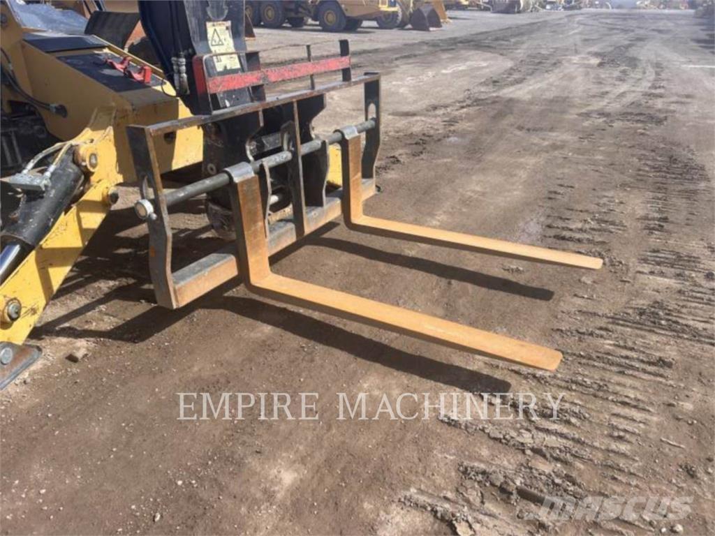 CAT TL1055D Телескопічні навантажувачі