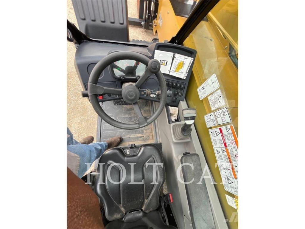 CAT TL642 Телескопічні навантажувачі